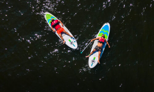 Billede af to mænd på Stand Up Paddle boards