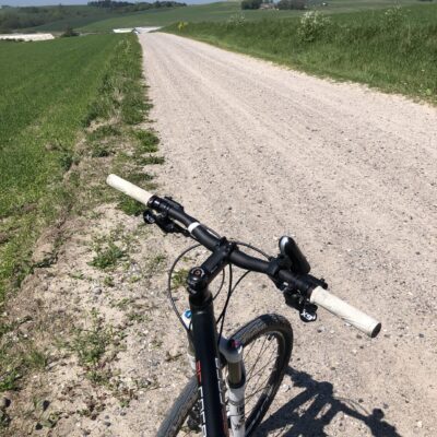 Cykel som står på en grusvej mellem to marker