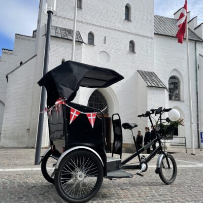 Cykeltaxa foran kirke
