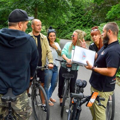 Billede af Kenneth som snakker med touristerne på deres cykler