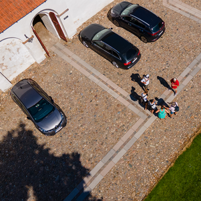 Dronebillede af parkeringsplads fra et gods