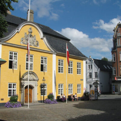 Billede af rådhuset, som er en gul bygning